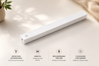 Barre LED LUMEQIA Motion sur fond beige, avec capteur de mouvement et port USB-C visibles